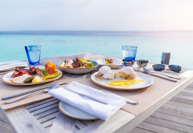 چمن مصنوعی و محفظه باربیکیو